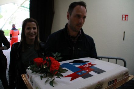 Cukiernia "U Janeczki" przekazuje urodzinowy tort